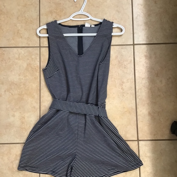 Striped Gap Romper with Pockets - Picture 2 of 4